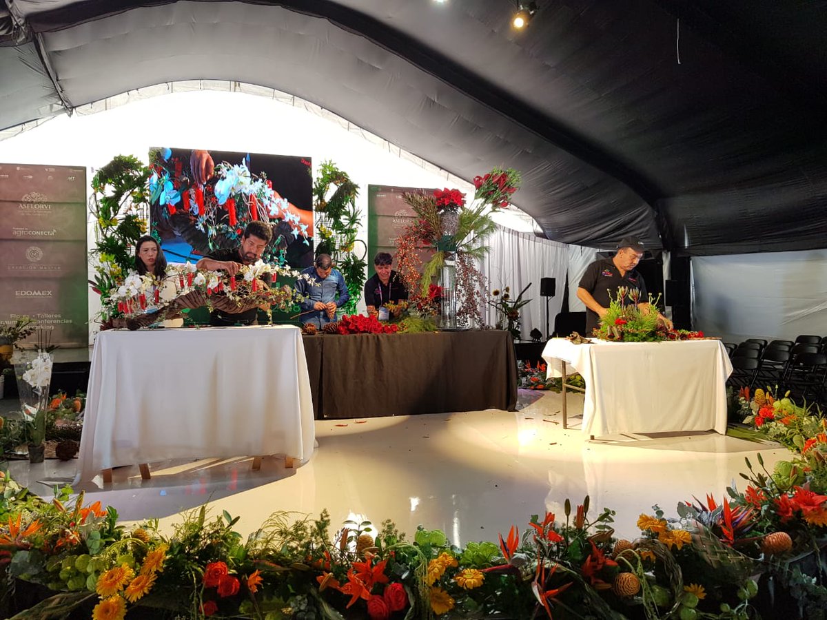 ExpoFlorVG's tweet photo. Los maestros floristas Marco A. Sandoval Rodríguez, Óscar Villela Murrieta y Macario Amador Espinosa siguen dando cátedra sobre el arte floral. ¡Todavía alcanzas a llegar a sus Creación Master! Te esperamos hasta las 6 en Expo Flor México 2018. https://t.co/lfjCxZ8HBY