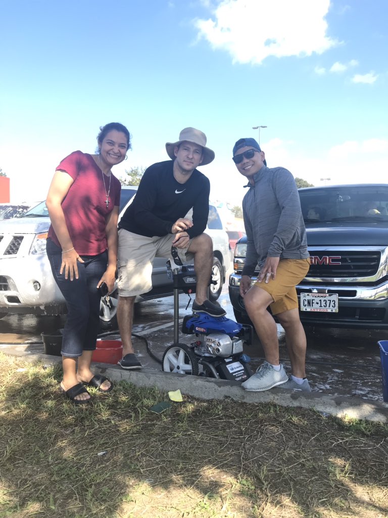 _vanessahdz_'s tweet photo. Car wash of c/o ‘19🎓@sirkim05 @iUgalde10 @gildagarcia79 @HISD_NHECHS https://t.co/TB6YAJh4ml