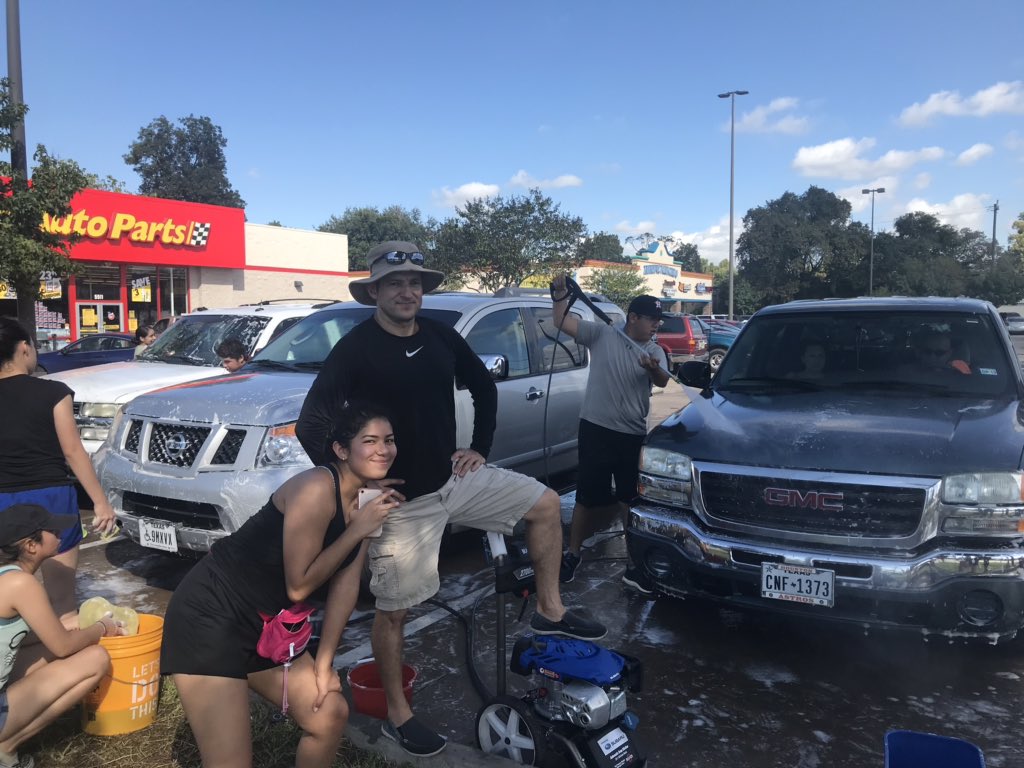 _vanessahdz_'s tweet photo. Car wash of c/o ‘19🎓@sirkim05 @iUgalde10 @gildagarcia79 @HISD_NHECHS https://t.co/TB6YAJh4ml