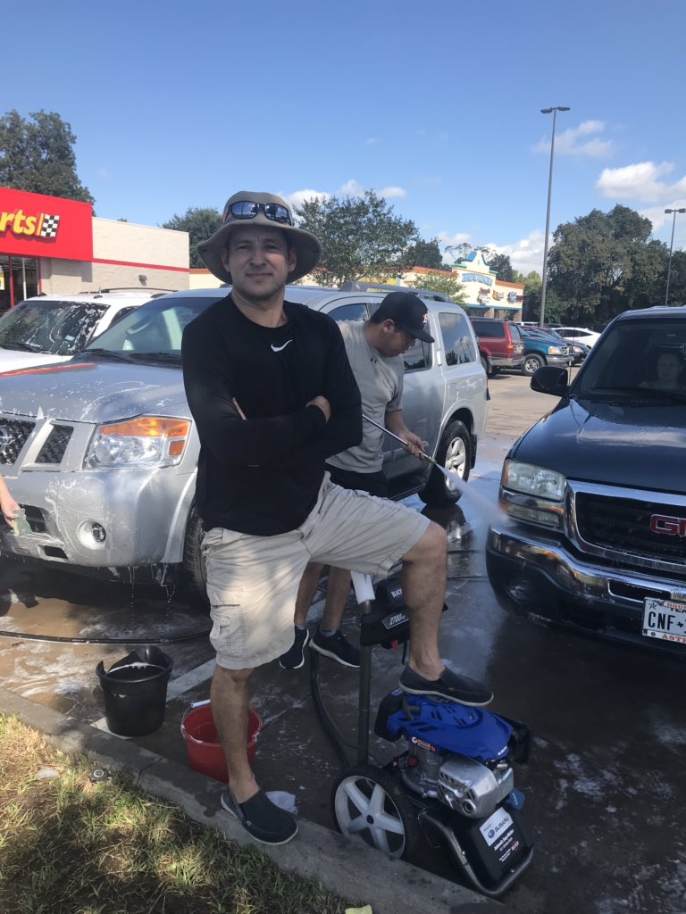 _vanessahdz_'s tweet photo. Car wash of c/o ‘19🎓@sirkim05 @iUgalde10 @gildagarcia79 @HISD_NHECHS https://t.co/TB6YAJh4ml
