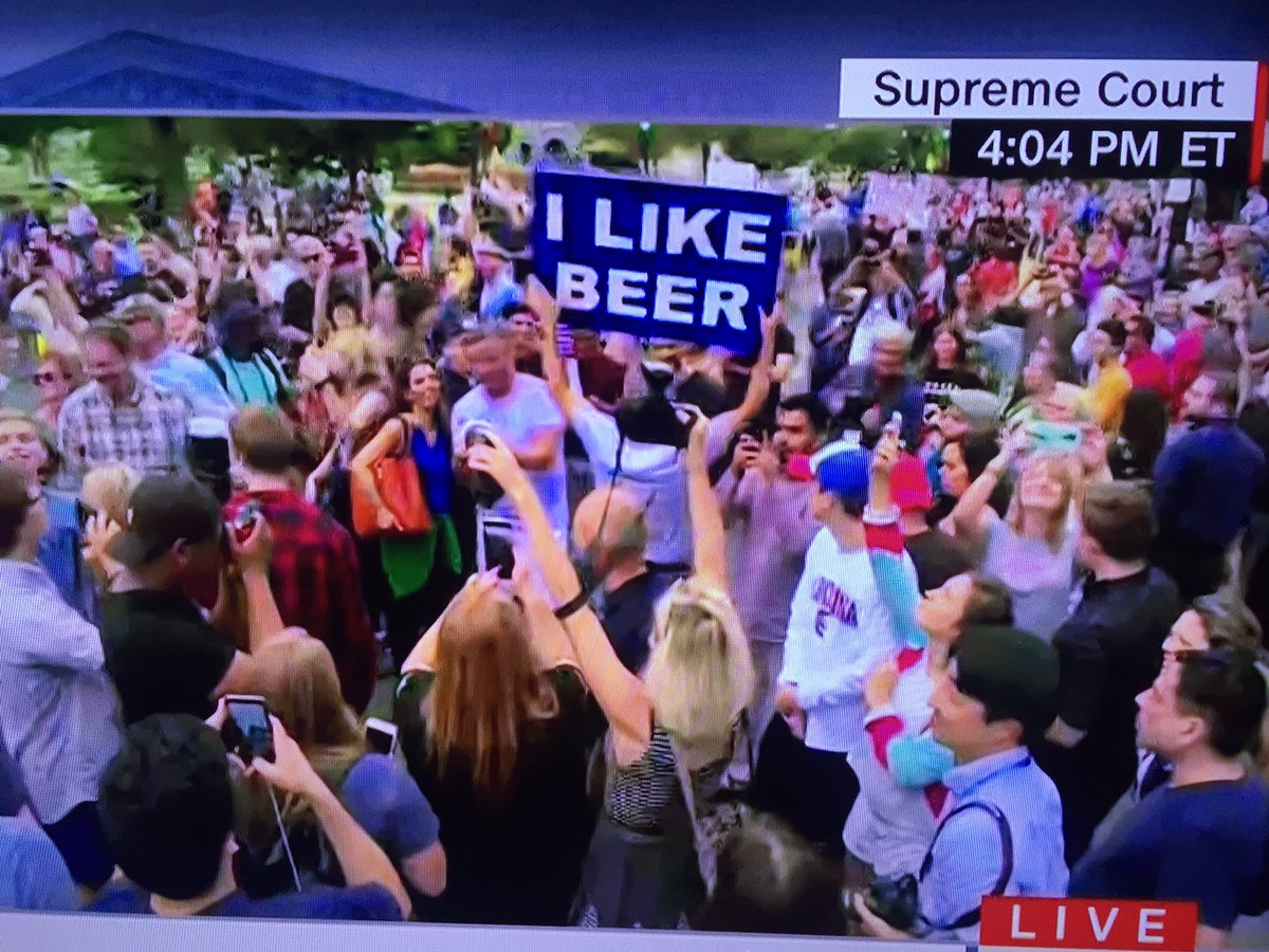 ericmaksym's tweet photo. Cheers to #JusticeKavanaugh from the #SupremeCourtProtest @realDonaldTrump #thankyou #lovewinning #cheers #beer #ilikebeer https://t.co/nKjSaBV4RM