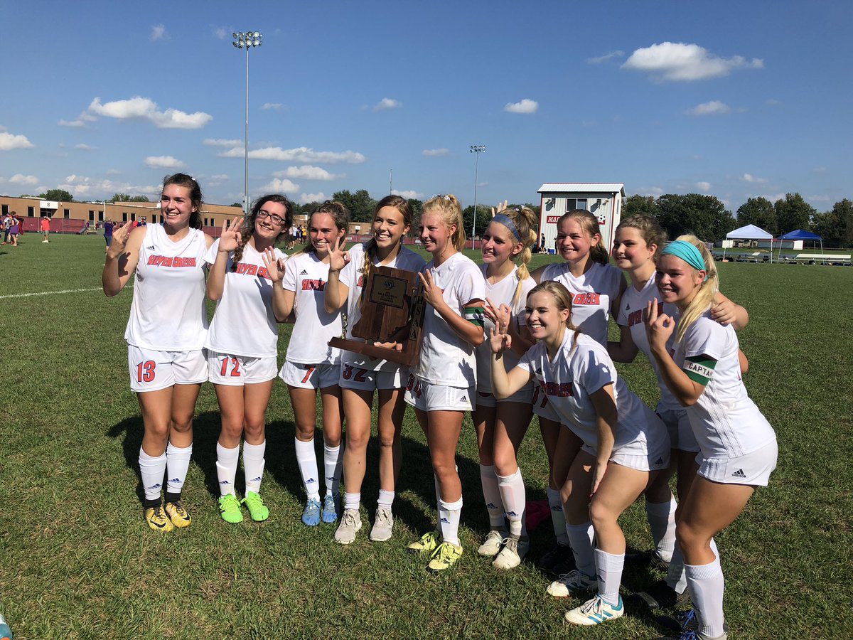 ToddAntz's tweet photo. 2018 Sectional Championship for the @Dragons_SCGS ! Goals by @annawright_2 and @vic_hutch02 with an assist from @_sydcorbin. https://t.co/q7ZdPUPYDk