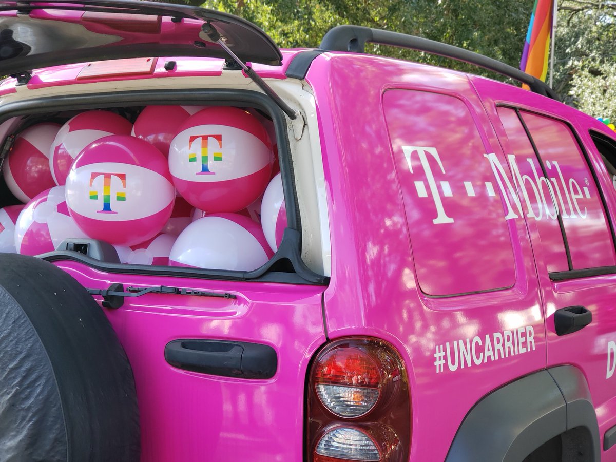ArelysVB's tweet photo. It's a celebration!!! #AreYouWithUs #JAXPride #TMobile @ItsArleen @zebramj @cjgreentx https://t.co/bECx5n3G6c