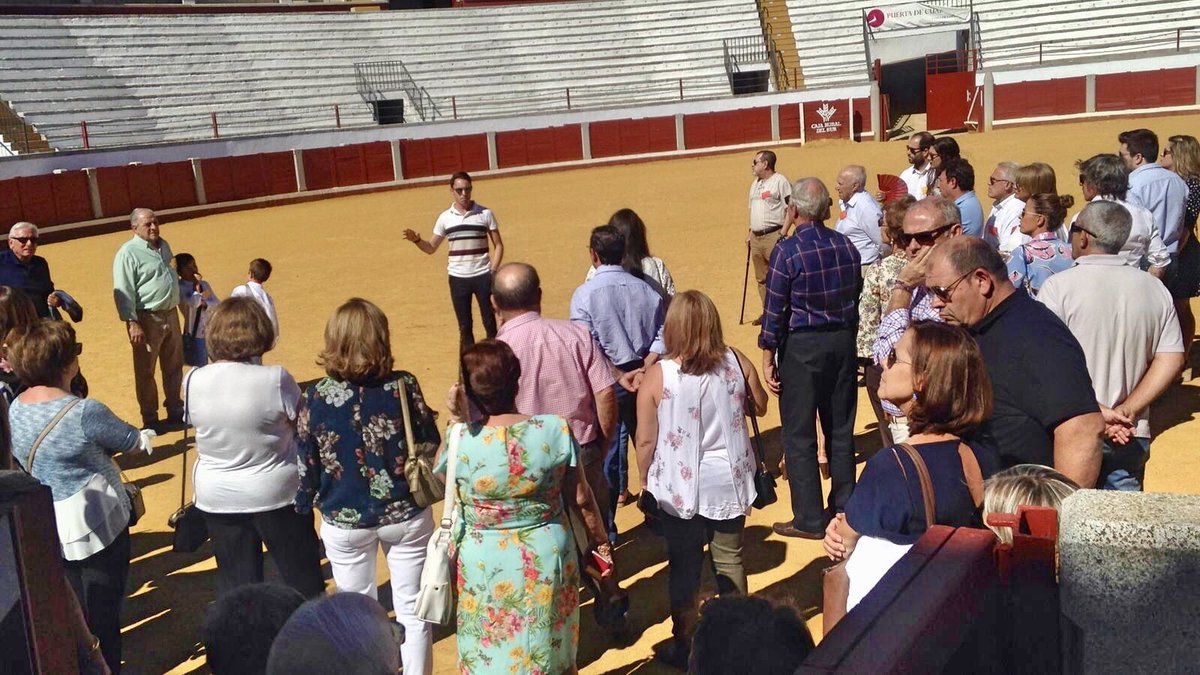 Hoy hemos tenido la fortuna de recibir en Pozoblanco a 200 miembros de la familia “Los Poleos”.
El evento ha contado con varias actividades y visitas por diferentes sitios emblemáticos de nuestro pueblo, el Pozo Viejo o el <a href="/CosoLlanos/">Coso de Los Llanos Eventos</a> entre otros.
¡Gran experiencia!