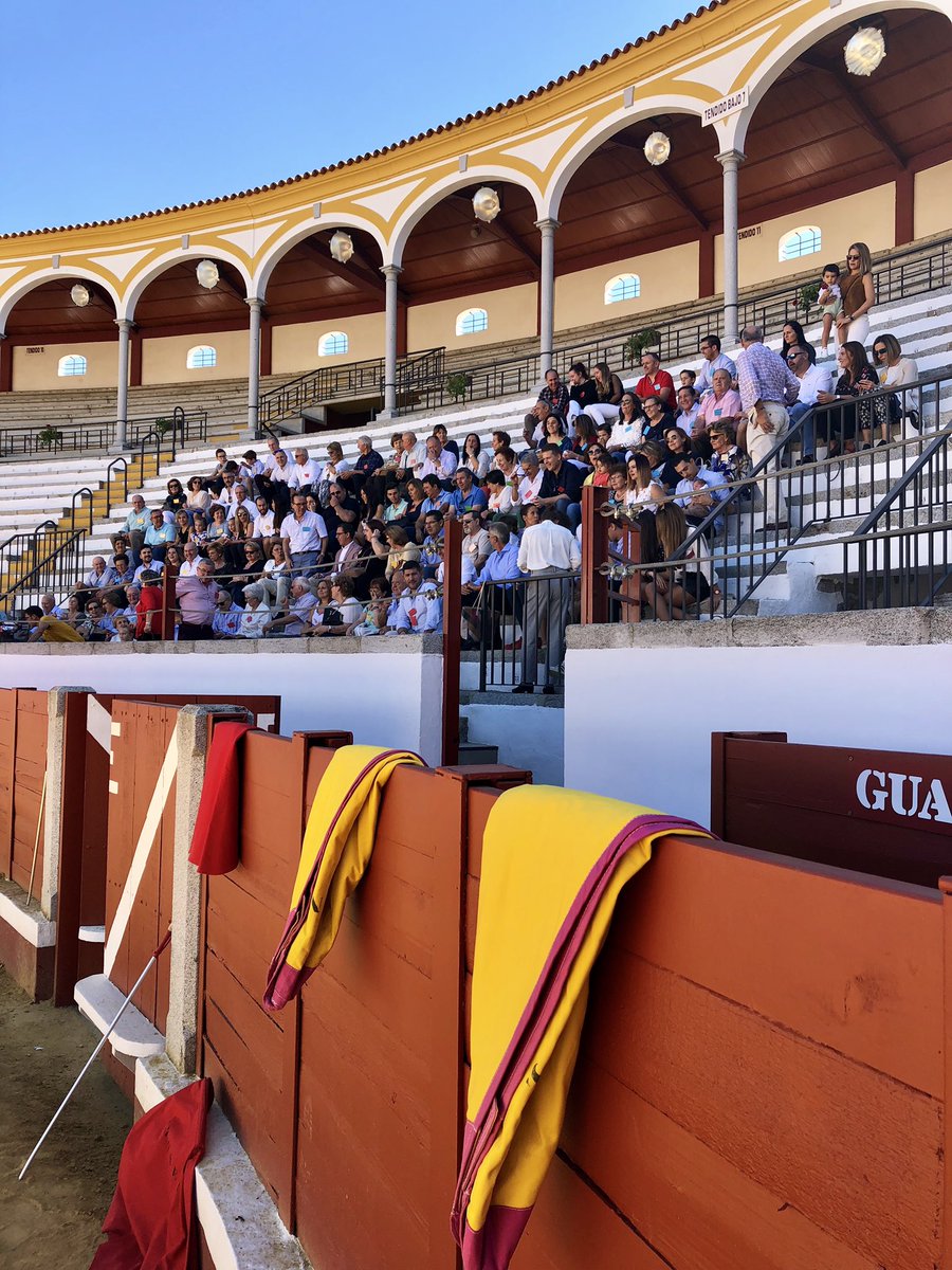 CosoLlanos's tweet photo. Hoy hemos tenido la fortuna de recibir en Pozoblanco a 200 miembros de la familia “Los Poleos”.
El evento ha contado con varias actividades y visitas por diferentes sitios emblemáticos de nuestro pueblo, el Pozo Viejo o el @CosoLlanos entre otros.
¡Gran experiencia! https://t.co/mtKANwrSwn