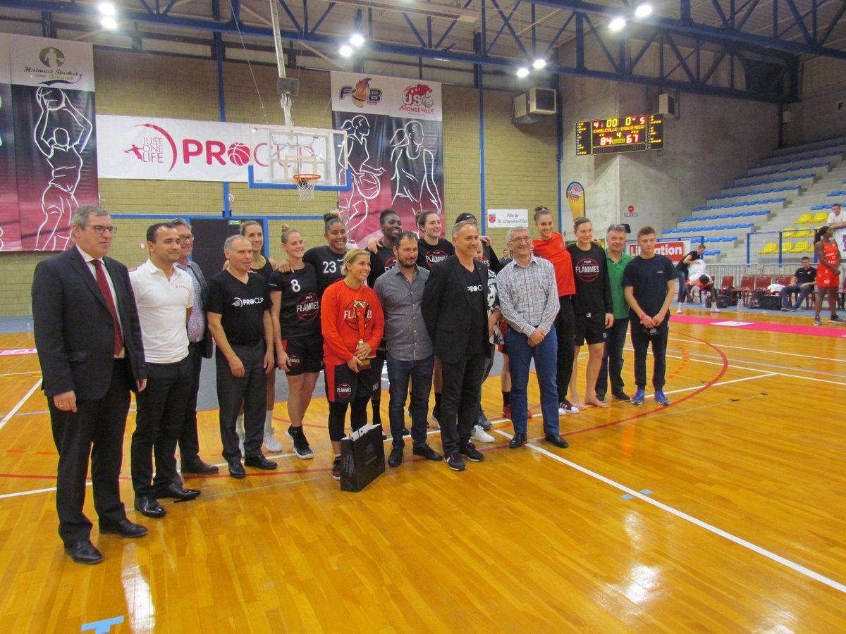 basketlfb's tweet photo. Remise du trophée de la #JustOneLifeProCup aux joueuses de @FlammesCarolo en clôture de ce #PreOpenLFB 2018. Bravo aux Ardennaises 👏 https://t.co/F9omiCu8US