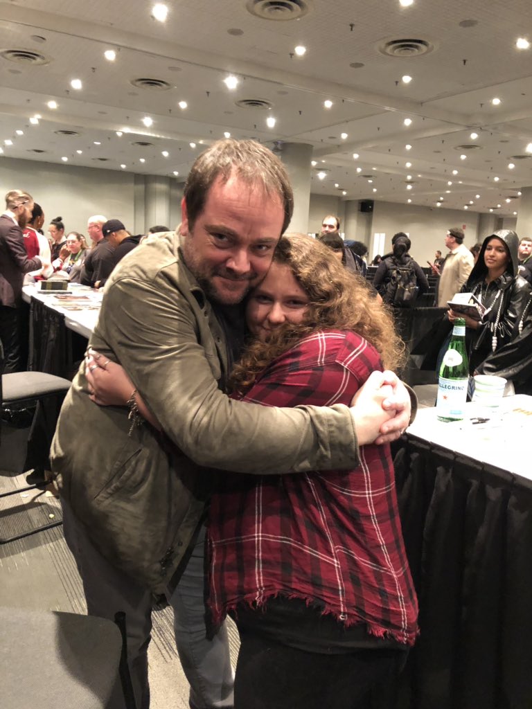 lizzypetrillo_'s tweet photo. Met the king today @Mark_Sheppard #nycc #crowleykingofhell #SPNFamiIy #Supernatural https://t.co/X7wyeb9qPq