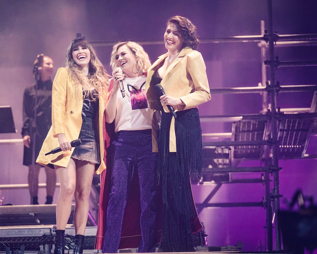 haashoficial's tweet photo. @lajosa Ha formado parte de nuestro camino desde el principio, celebrando los triunfos y apoyándonos en momentos difíciles.
Cuando mezclas la hermanda con la musica, sale magia✨
Gracias Josa por dejarnos escribir y cantar esta canción contigo #RosasEnMiAlmohada https://t.co/PDHUK2iakS