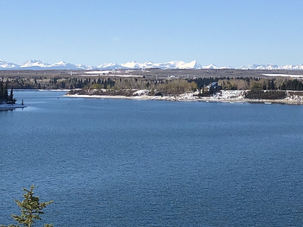 wpiers1's tweet photo. Blue skies, moderate temperatures, icy paths #fallbiking #yycbike https://t.co/U5bcLkBOLM