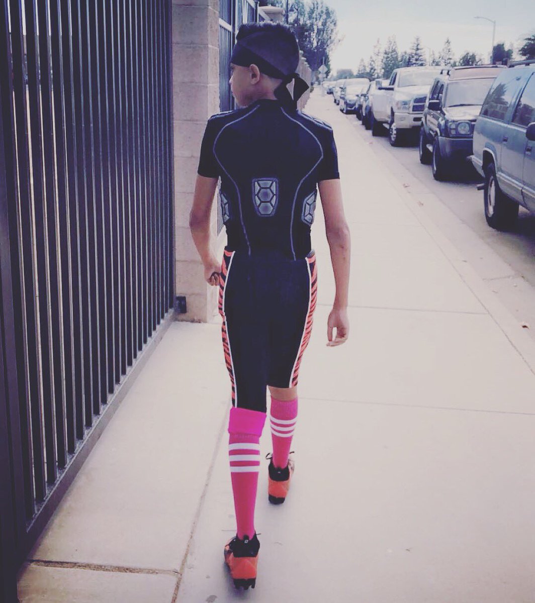 SBerrigann's tweet photo. G A M E D A Y!
Rocking the pink socks for #BreastCancerAwareness 
Let's Go BENGALS!💖🖤 #Wasco #Bengals #Football #GEYF https://t.co/1Lcm2aJlgJ