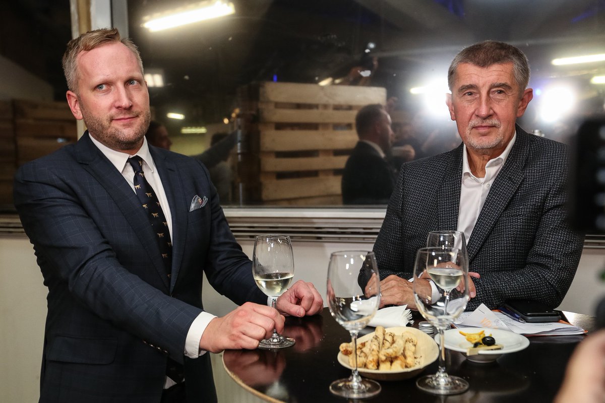 jakub_plihal's tweet photo. Celou dobu mluví za ANO pouze Andrej Babiš. Petr Stuchlík je schován v zákulisí a když novináři projdou do zákulisí a fotí první společné foto, provází to Babiš slovy "kdo vás sem vůbec pustil?"

"A nepůjdeme na pódium?" ptá se Stuchlík.

"Ne," odpoví Babiš.

Tak možná později... https://t.co/3dWnAzg4P8