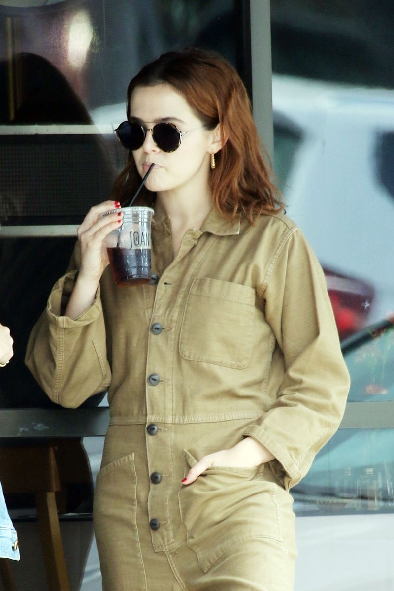 MarvelousZoey's tweet photo. Zoey Deutch was spotted at Joan's grabbing coffee with a friend in Los Angeles #ZoeyDeutch → https://t.co/lDWOhfuJJk https://t.co/yW2DjOBkDT
