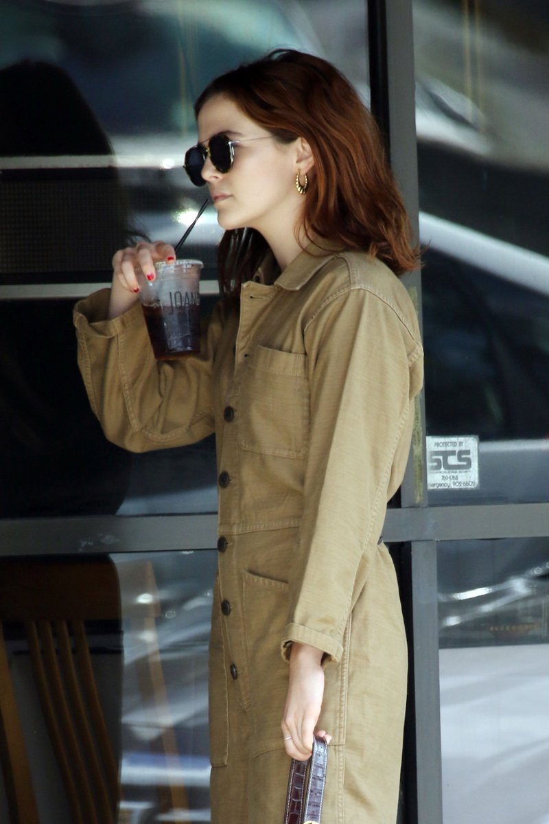 MarvelousZoey's tweet photo. Zoey Deutch was spotted at Joan's grabbing coffee with a friend in Los Angeles #ZoeyDeutch → https://t.co/lDWOhfuJJk https://t.co/yW2DjOBkDT