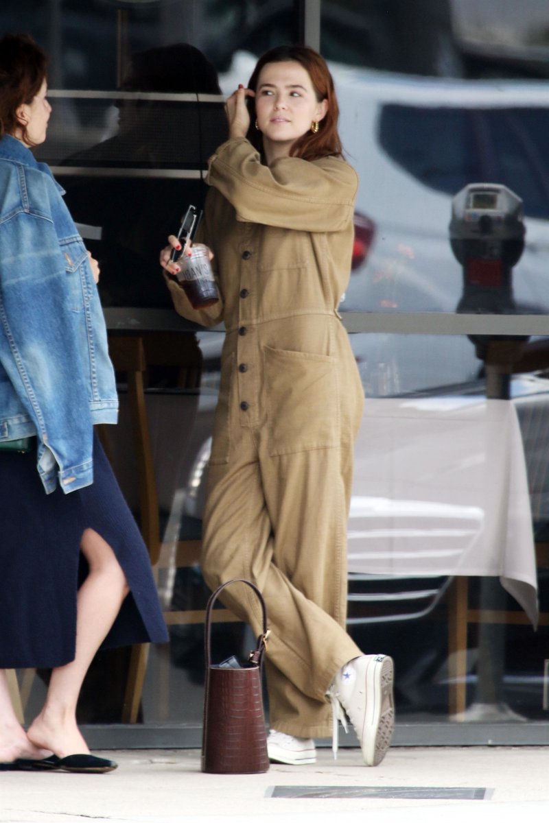 MarvelousZoey's tweet photo. Zoey Deutch was spotted at Joan's grabbing coffee with a friend in Los Angeles #ZoeyDeutch → https://t.co/lDWOhfuJJk https://t.co/yW2DjOBkDT