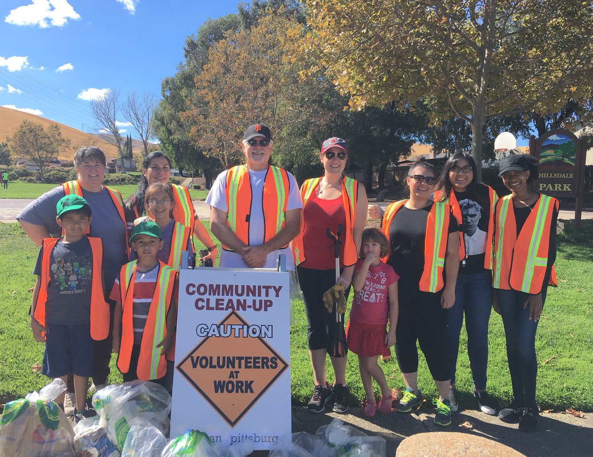 CleanPittsburg's tweet photo. 12 ppl got 12 bags today at Hillsdale Park. Thank you to all who came out to help & thank you to the many ppl using the park who voiced their appreciation, especially the one who regularly cleans up there!
#RoleModels
#GoTeamClean
#LoveYourPark
#PittsburgPride
#CleanPittsburg https://t.co/McRNbYFNaI