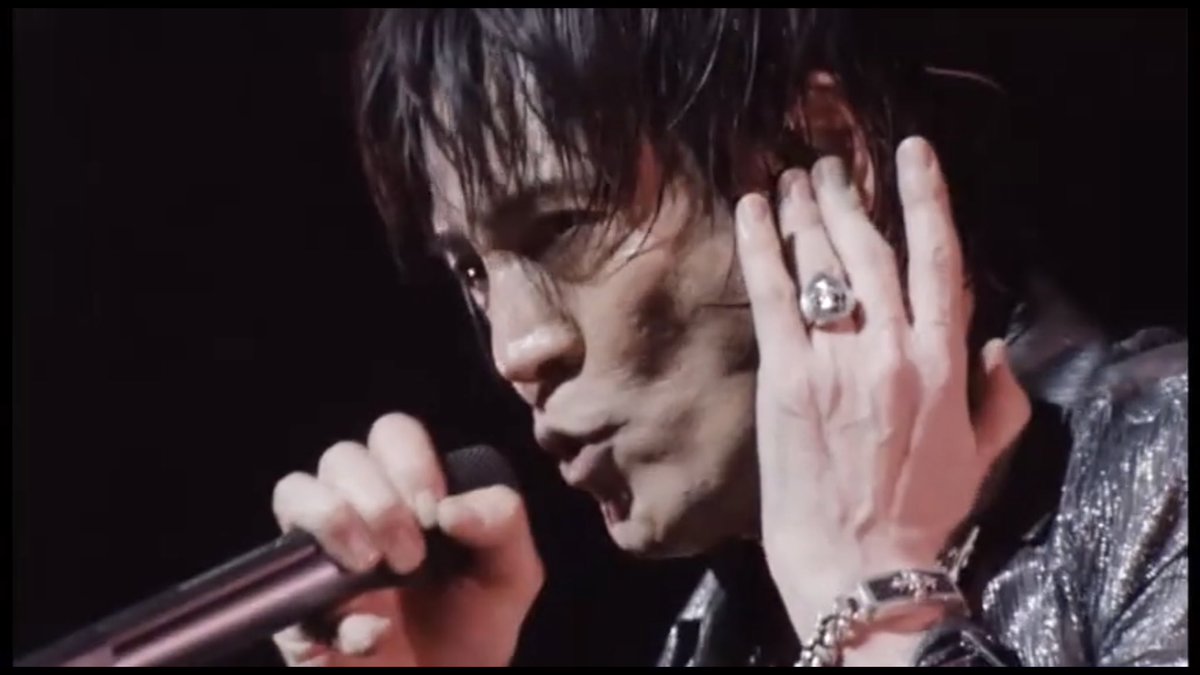 thank_ai's tweet photo. 氷室さん、お誕生日おめでとうございます(ﾉ*°▽°)ﾉ

お元気ですか
楽しく過ごされてますか？
私は相変わらず、貴方が好きです(〃艸〃)
一途であるwww

会いたいよ
声が聞きたいよ
叫びたいや…
飛行機雲が届けてくれたらいいのになぁー

氷室ーーーーーーっ✊✊✊ https://t.co/IZzBttpEY7