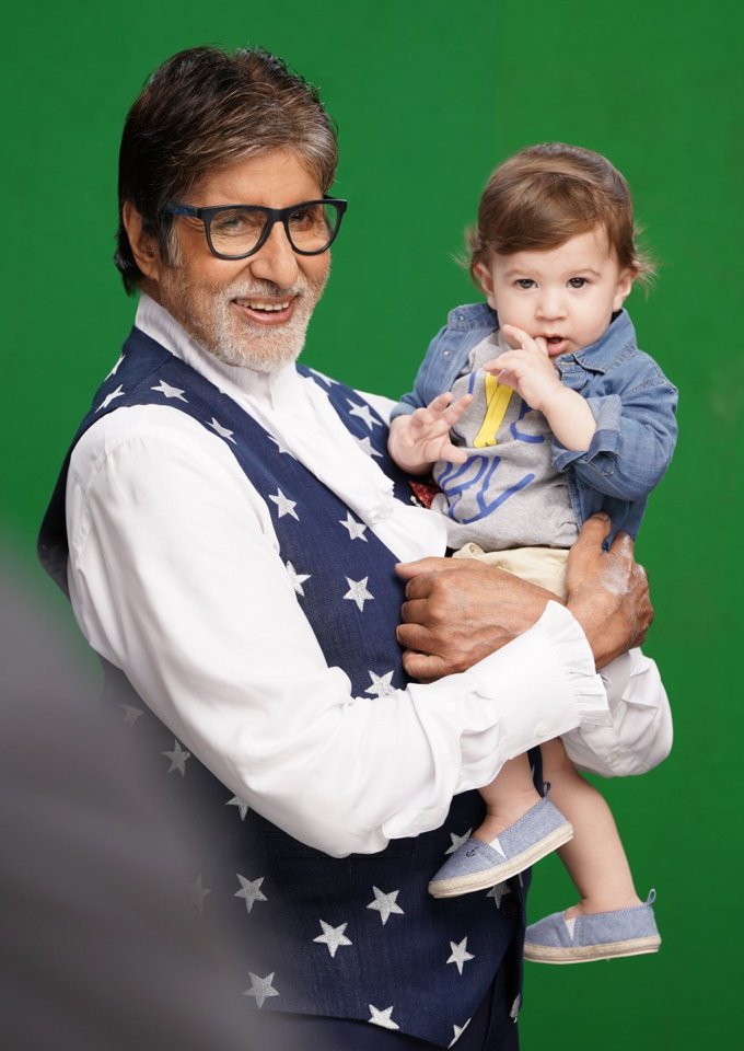 T 2954 - 
क्या ख़ूब होता , यदि बच्चे बच्चे ही बचे रहते 
संसार के दुःख दर्द से अनभिज्ञ बने रहते 
मासूमियत की हद होती इनकी विचार धारा 
प्रश्न इनसे,अवसर मिले तो पूछिएगा दिलदारा 
भाषा इनकी अपनी एक लय में चलती है, मानव दाता 
बिन पूछे प्रश्नों का उत्तर देती रहतीं हैं ये  प्रिया भ्राता