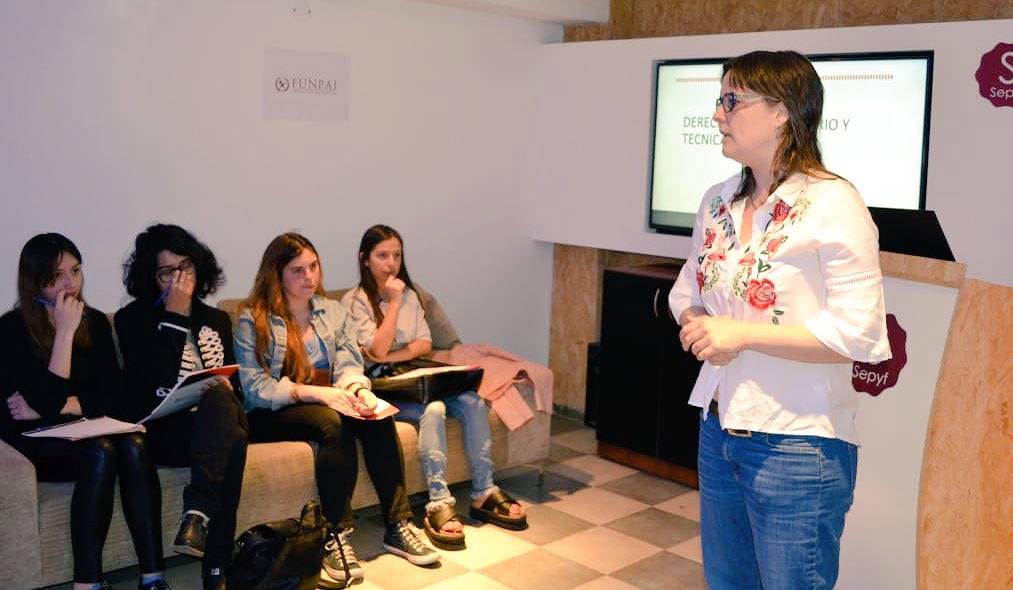 brendalisaustin's tweet photo. Muchas gracias a la Fundación Presidente Arturo Illia por invitarme a compartir la jornada de formación parlamentaria "Legislador por un día" junto a tantos jóvenes. Felicitaciones a  @JAVIERHFABRE y a todos los jóvenes por esta iniciativa!
#FUNPAI #Sepyf #LegisladorX1día https://t.co/zE7y0eI6I8
