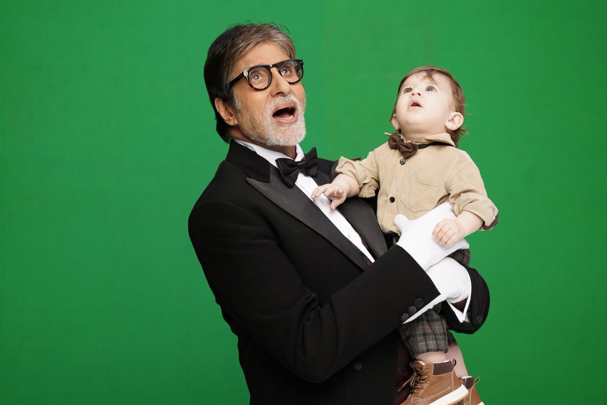 SrBachchan's tweet photo. T 2954 - 
क्या ख़ूब होता , यदि बच्चे बच्चे ही बचे रहते 
संसार के दुःख दर्द से अनभिज्ञ बने रहते 
मासूमियत की हद होती इनकी विचार धारा 
प्रश्न इनसे,अवसर मिले तो पूछिएगा दिलदारा 
भाषा इनकी अपनी एक लय में चलती है, मानव दाता 
बिन पूछे प्रश्नों का उत्तर देती रहतीं हैं ये  प्रिया भ्राता https://t.co/60Cm3L0yst