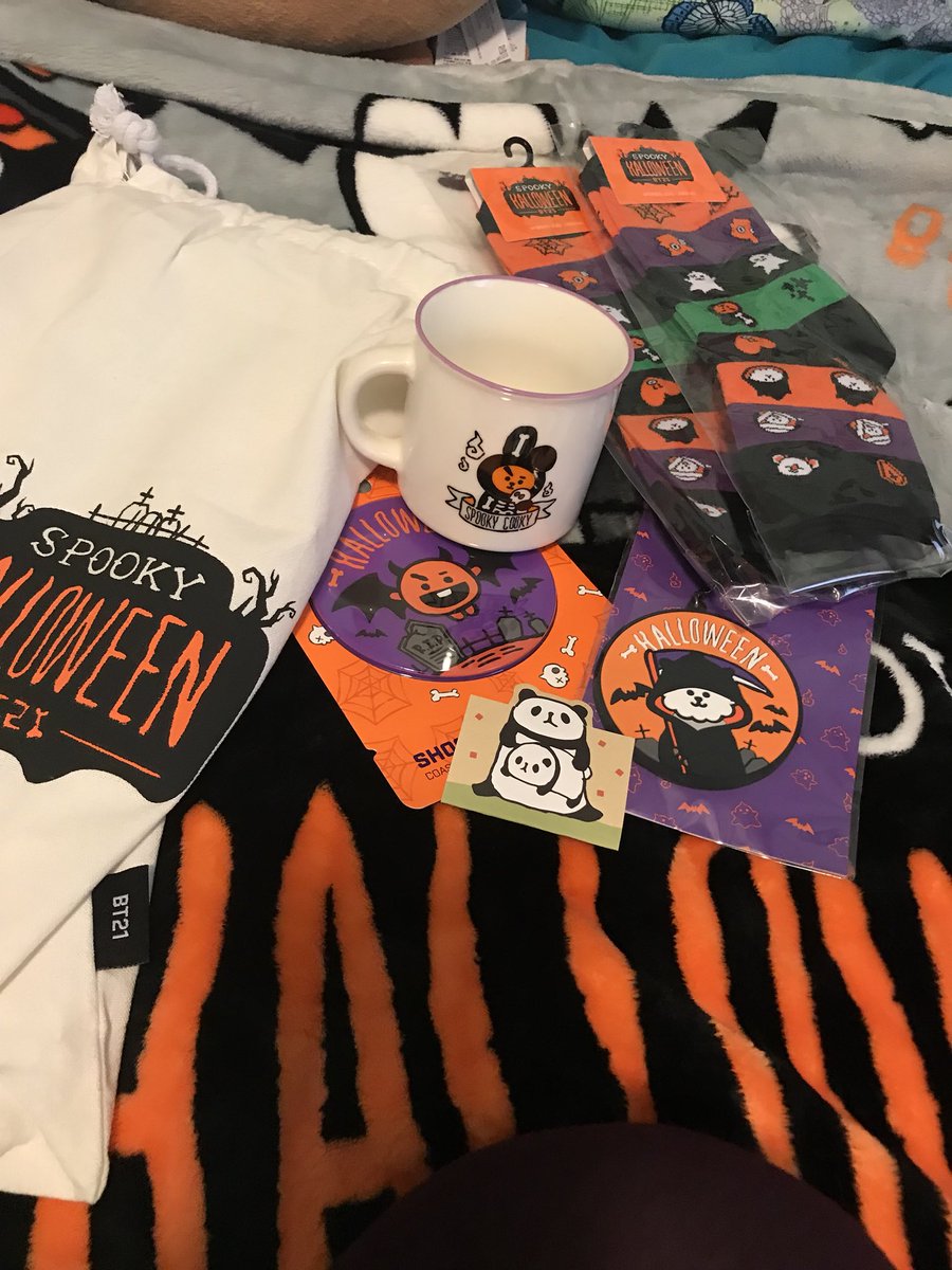 JacJacMB's tweet photo. Thank you so much to @soIarity who is currently attending the @BTS_twt concert! All of my items came safely and the adorable sticker and note warmed my heart! You’re the best Chris!! 💖💖💖💜💜💜 #SolarFB  Also you were right, the blanket is the best 😍😍😍😍 https://t.co/t7pAg3xE6X
