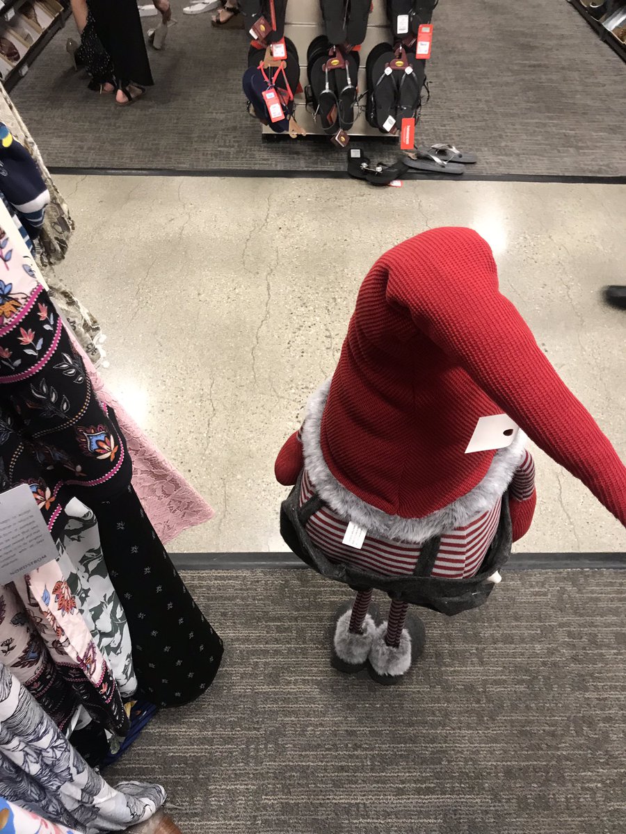 jenigantweets's tweet photo. I’ve apologized to this gnome for bumping into it six times https://t.co/aClYqHiOYj