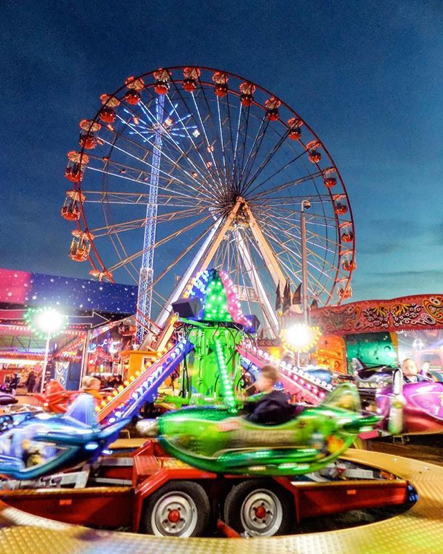 NottinghamPost's tweet photo. Repost from @dave.silver using @RepostRegramApp - Aeroplanes taking off.....
#goosefair #goosefair2018 #fair #funfair #sunset #sky #skyporn #coloursofsunset #autumn #evening #dusk #silhouette #lights #planes #aeroplanes #funfairrides #movement #bigwheel … https://t.co/GDA4GNv9EL https://t.co/I2Guk6uo5r