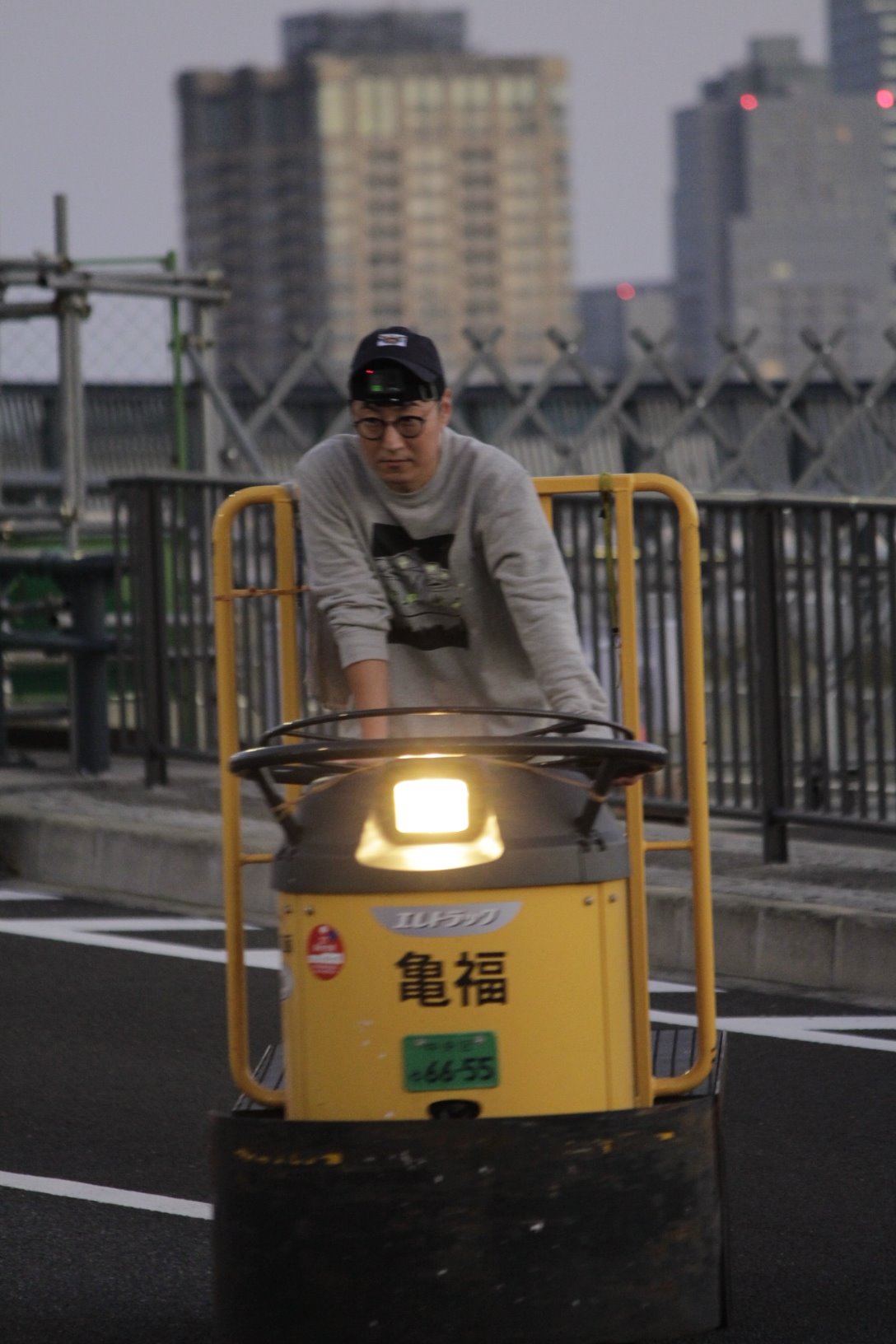 築地市場の運搬車 ターレ が豊洲へ深夜の大移動 レアすぎる光景が話題に えのげ
