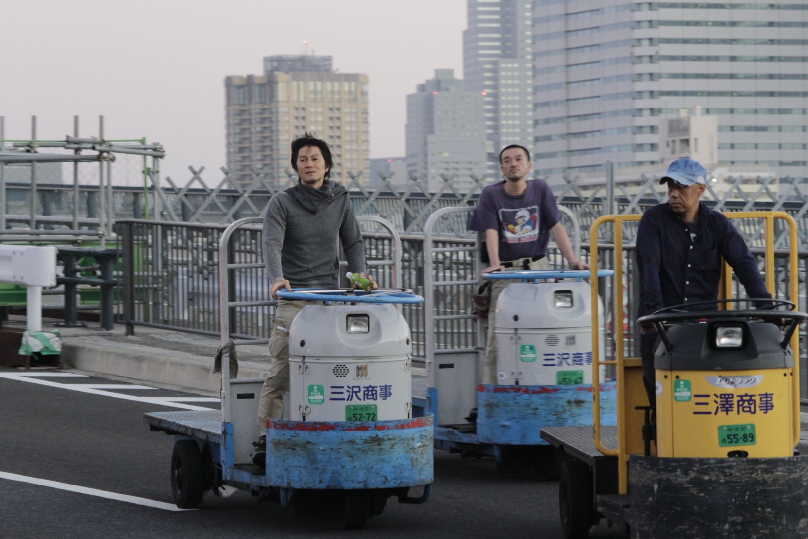 築地市場の運搬車 ターレ が豊洲へ深夜の大移動 レアすぎる光景が話題に えのげ