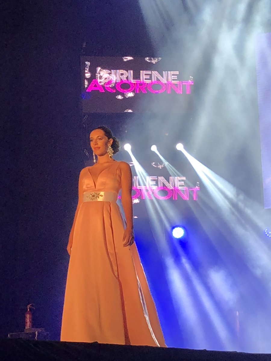 Felicidades, Manu Martin. Excelente desfile de candidatas con mucha elegancia y buen gusto en el diseño. Fantástico el diseño de @Urbancomplement