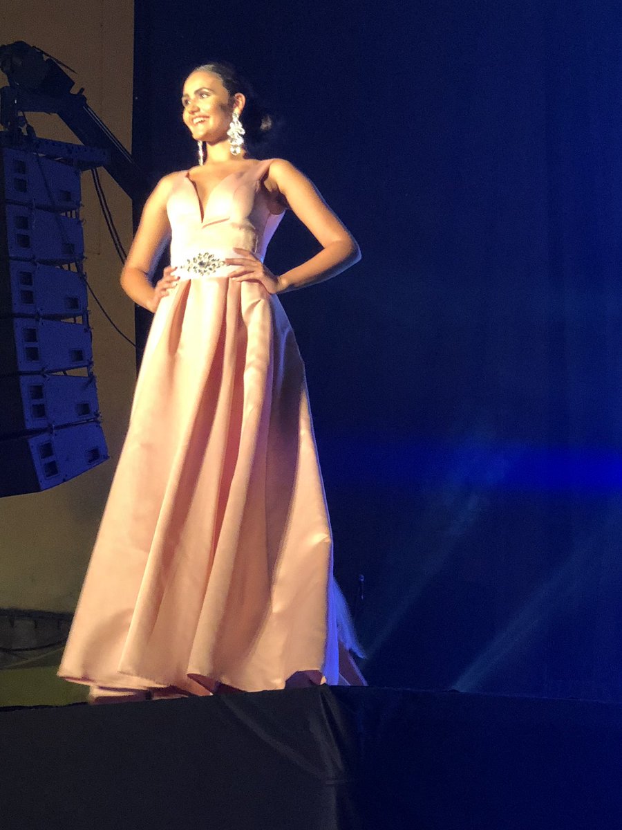 Imedinamonte's tweet photo. Felicidades, Manu Martin. Excelente desfile de candidatas con mucha elegancia y buen gusto en el diseño. Fantástico el diseño de @Urbancomplement https://t.co/5MqPrujzp3