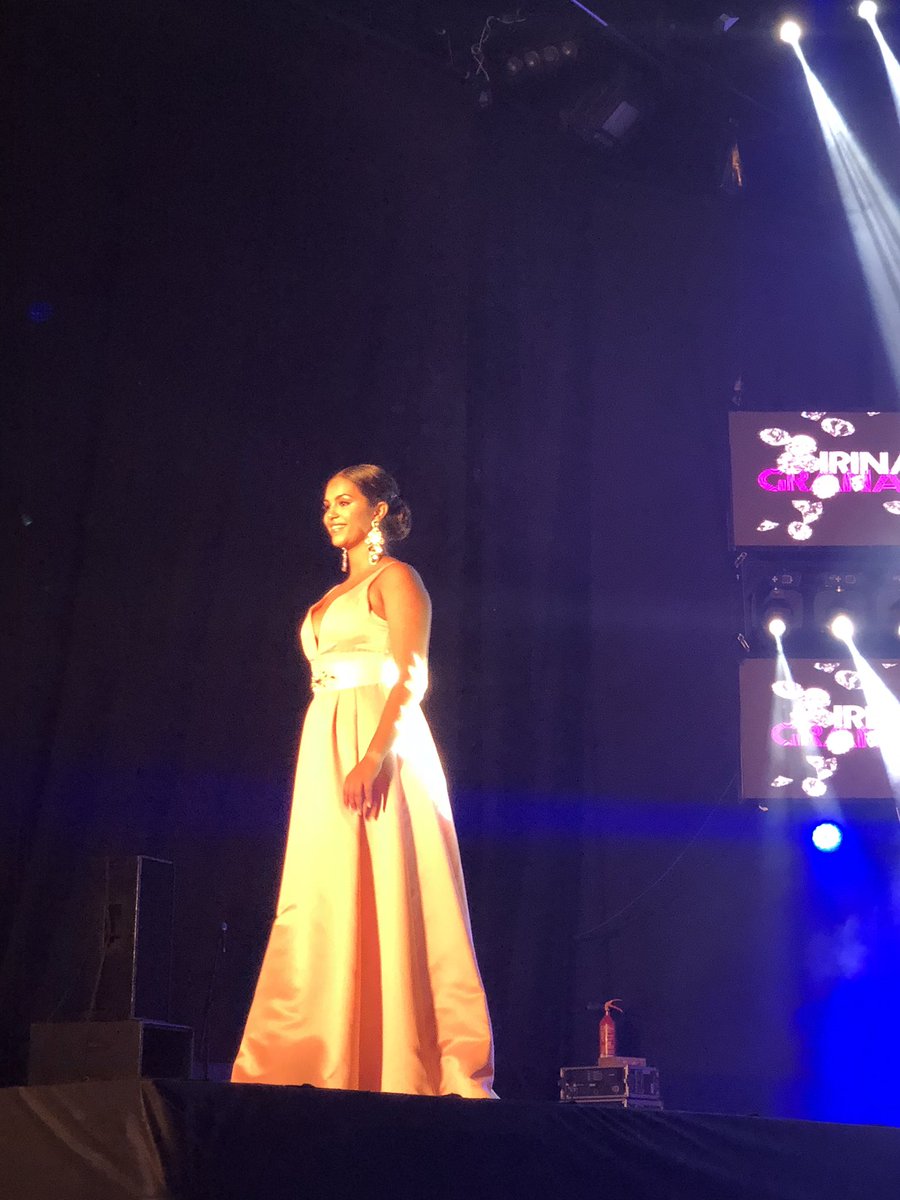 Imedinamonte's tweet photo. Felicidades, Manu Martin. Excelente desfile de candidatas con mucha elegancia y buen gusto en el diseño. Fantástico el diseño de @Urbancomplement https://t.co/5MqPrujzp3