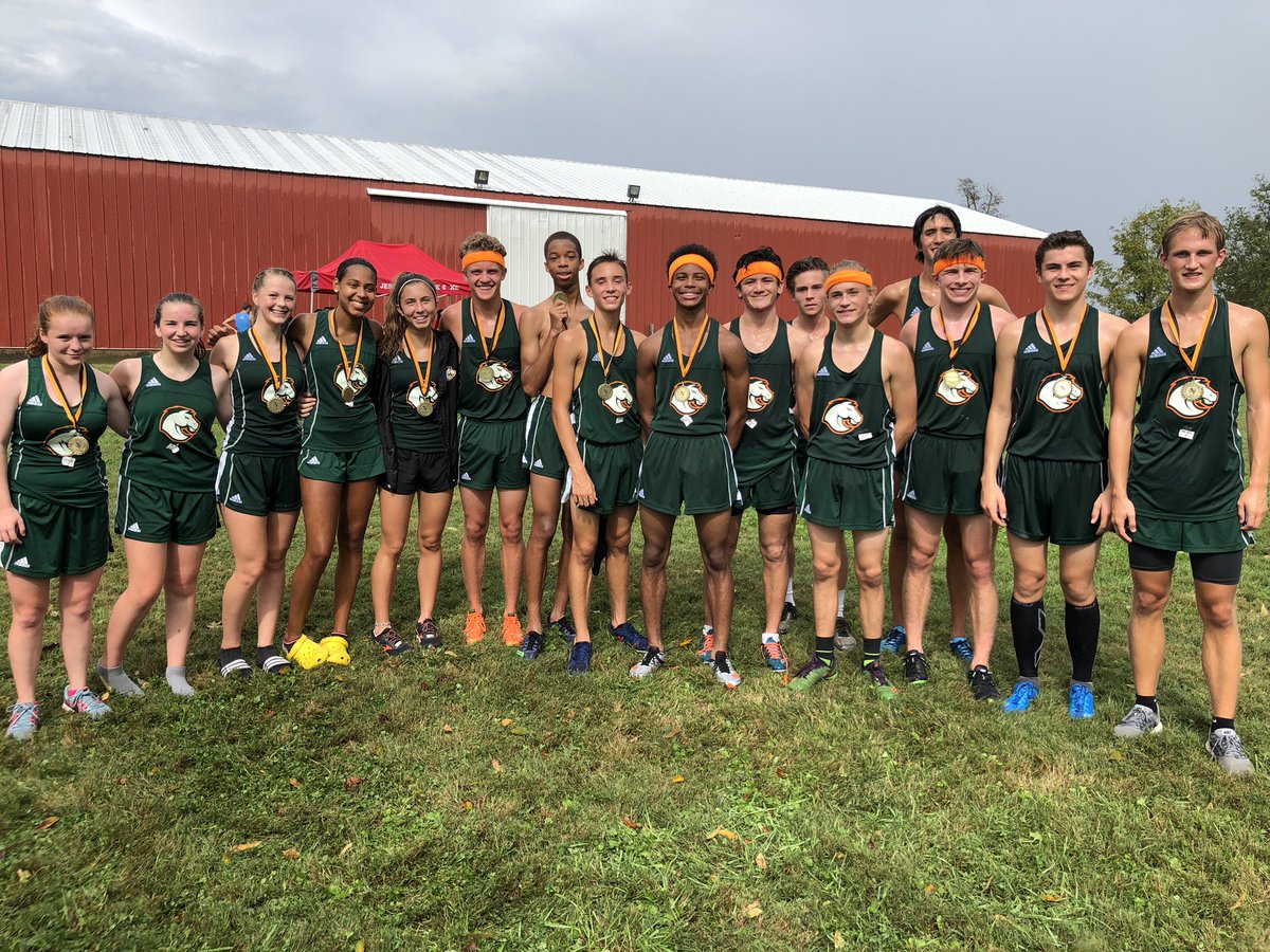 FDHS_XCountry's tweet photo. Wow, what a day in Woodford County! Girls were runners up, beating out 3rd place by 1 point! Boys were the meet champions being out LCA by 1 point! Every place matters! https://t.co/t811JelIn0