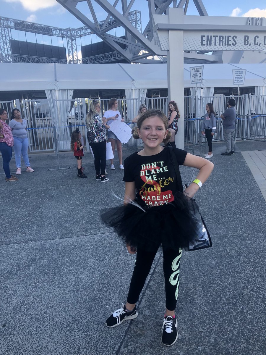 michelleskid's tweet image. Can’t wait for the gates to open!! @taylornation13 @taylorswift13 #reptourArlington #RepRoom @RepRoomStories