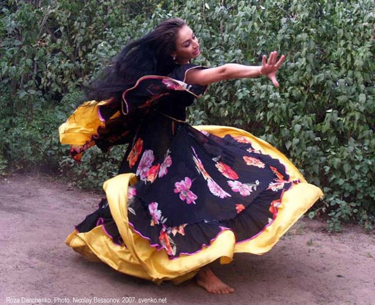 Веселые цыганские танцы. Цыганский ансамбль Свэнко. Цыганский костюм женский. Цыганка.