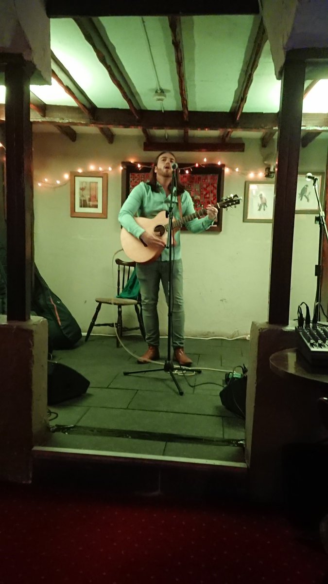 PerformersPints's tweet photo. @ElJayAcoustic a singer songwriter from Bedfordshire has just taken to the stage for @PerformersPints @RisingSunPotton. Superb vocals and original songs from El Jay Rose https://t.co/Pz2326BxdY