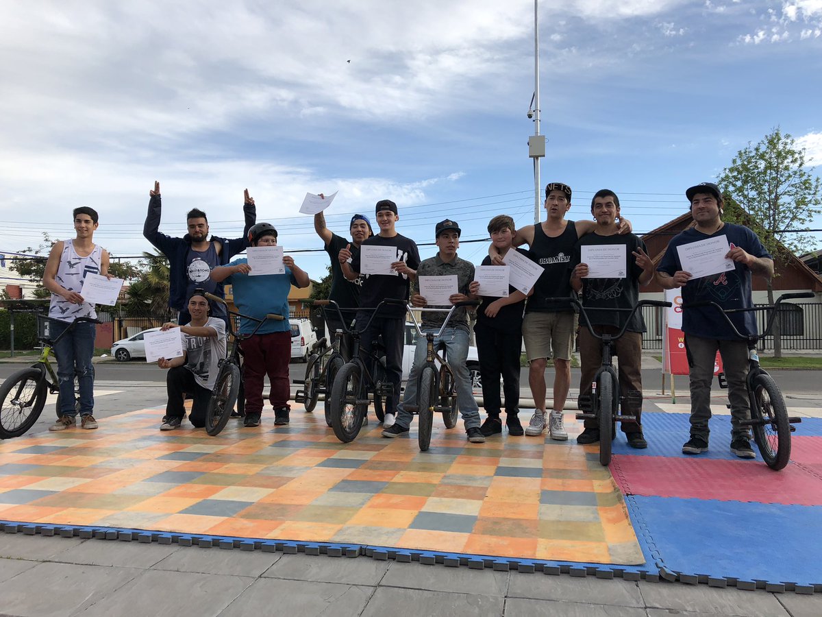 MuniCerrillos's tweet photo. Nuestro @AlcaldeAguirre acompaña y apoya a los jóvenes que se han reunido esta tarde en la Plaza Gabriela Mistral en el cierre de talleres de #Juventud, entregándoles un reconocimiento por su participación👏🏻. #Cerrillos #ProgramaJuventud #Municipalidad https://t.co/E3f7Ha7qsZ