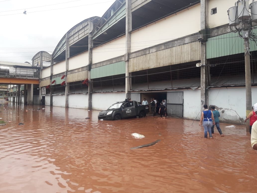 Evacuan a vendedores del Mercado La Isla en #Tegucigalpa