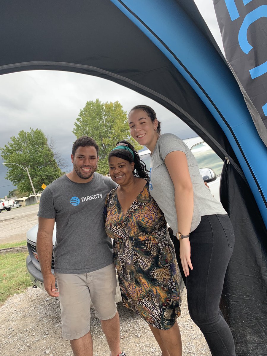 Josh_Holmes8's tweet image. Victoria helping a customer switch over to streaming with DTV NOW #MidStateProud #paintthecentralblue #AROKmobile @gregorytyler86 @JCollier33 @PaigeStuard @shawnglinski @TeamTulsaHills @alysonwoodard