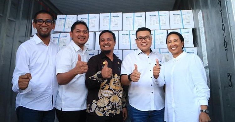 perikananID's tweet photo. Menteri Badan Usaha Milik Negara (BUMN)  Rini M. Soemarno melepas ekspor produk perikanan milik dua BUMN yaitu Perusahaan Umum (Perum) Perikanan Indonesia dan PT Perikanan Nusantara di Pelabuhan Peti Kemas Pelindo IV Makassar, Jumat (5/10). https://t.co/yTR5SpSgTK