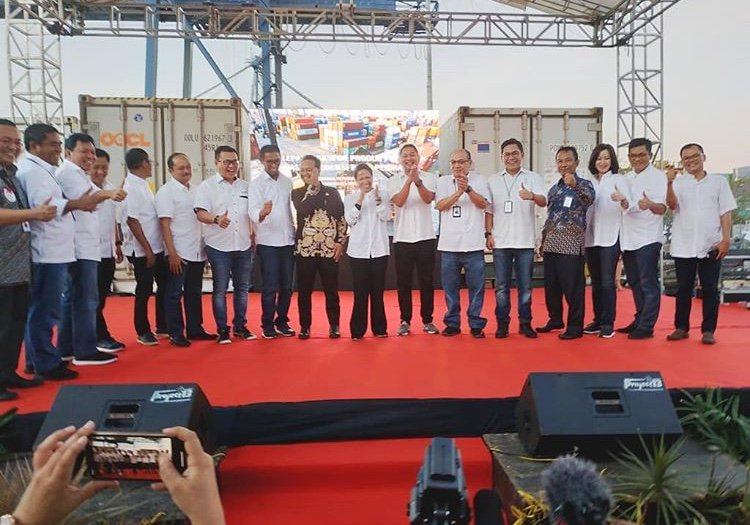 perikananID's tweet photo. Menteri Badan Usaha Milik Negara (BUMN)  Rini M. Soemarno melepas ekspor produk perikanan milik dua BUMN yaitu Perusahaan Umum (Perum) Perikanan Indonesia dan PT Perikanan Nusantara di Pelabuhan Peti Kemas Pelindo IV Makassar, Jumat (5/10). https://t.co/yTR5SpSgTK