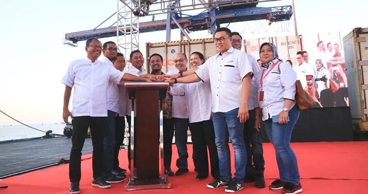perikananID's tweet photo. Menteri Badan Usaha Milik Negara (BUMN)  Rini M. Soemarno melepas ekspor produk perikanan milik dua BUMN yaitu Perusahaan Umum (Perum) Perikanan Indonesia dan PT Perikanan Nusantara di Pelabuhan Peti Kemas Pelindo IV Makassar, Jumat (5/10). https://t.co/yTR5SpSgTK
