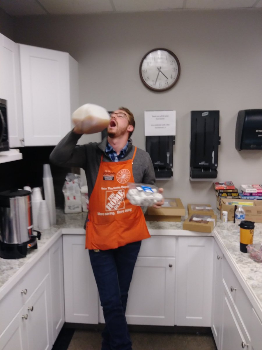 KeithReed92's tweet photo. Treating our associates with cider and donuts! Thank you for all your hard work! :) https://t.co/B0VQXFdSV1