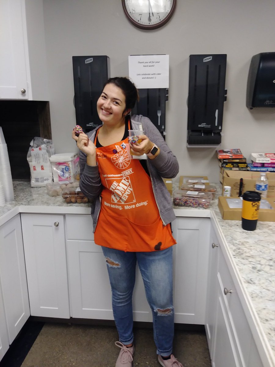 KeithReed92's tweet photo. Treating our associates with cider and donuts! Thank you for all your hard work! :) https://t.co/B0VQXFdSV1
