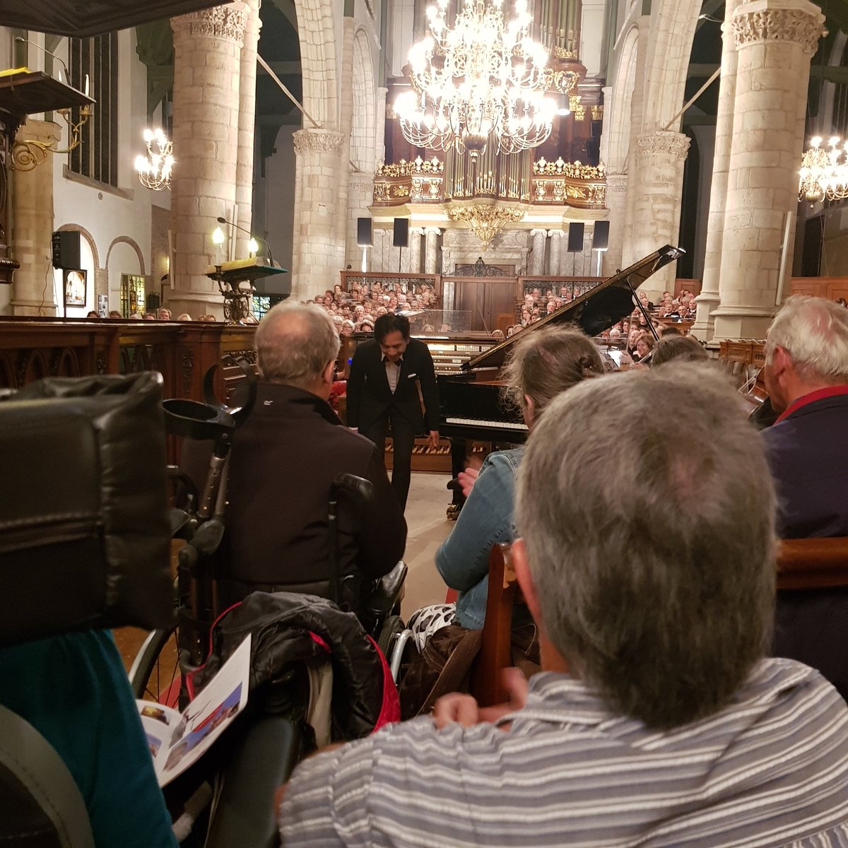 CorVerkade's tweet photo. Vanavond mocht ik concert met schitterend pianospel van  @wibisoerjadi , @MartinZonnenb , @joostvanbelzen en @peterwildeman  en Groot Klassiek koor presenteren. Na indrukwekkend Gloria van Vivaldi  eindigden we met het hemelse 'Hallelujah' van @gfhandel56 . https://t.co/bO5hemFcfs