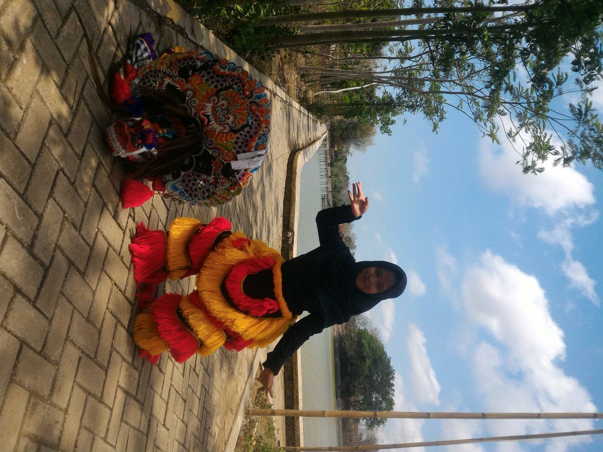 TIARADA5's tweet photo. 😆😆😆sok jadi model 😂😂😂 https://t.co/g0p6a38LPX