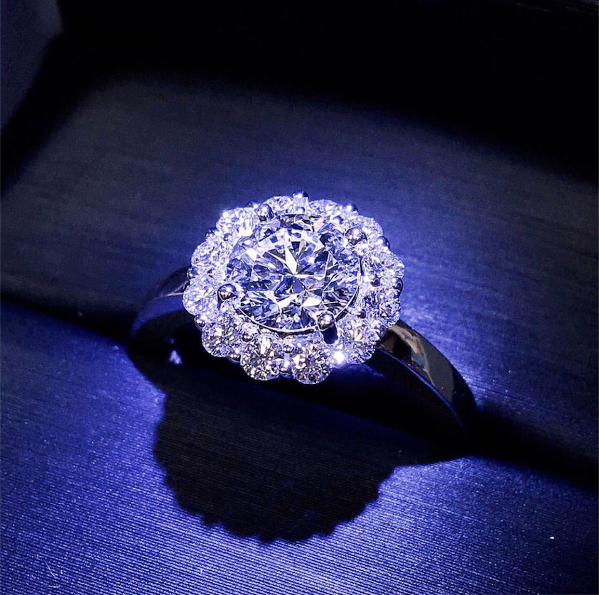 SimonGJewelry's tweet photo. Steal the spotlight. ✨ #SimonG
Featured Style: MR1442 (Custom)
📷: @CollinsFamilyJewelers
.
.
.
.
#CommittedWithSimonG #Diamonds #EngagementRing #DreamRing #Love #SimonG #SimonGJewelry https://t.co/3U09DY2jHv