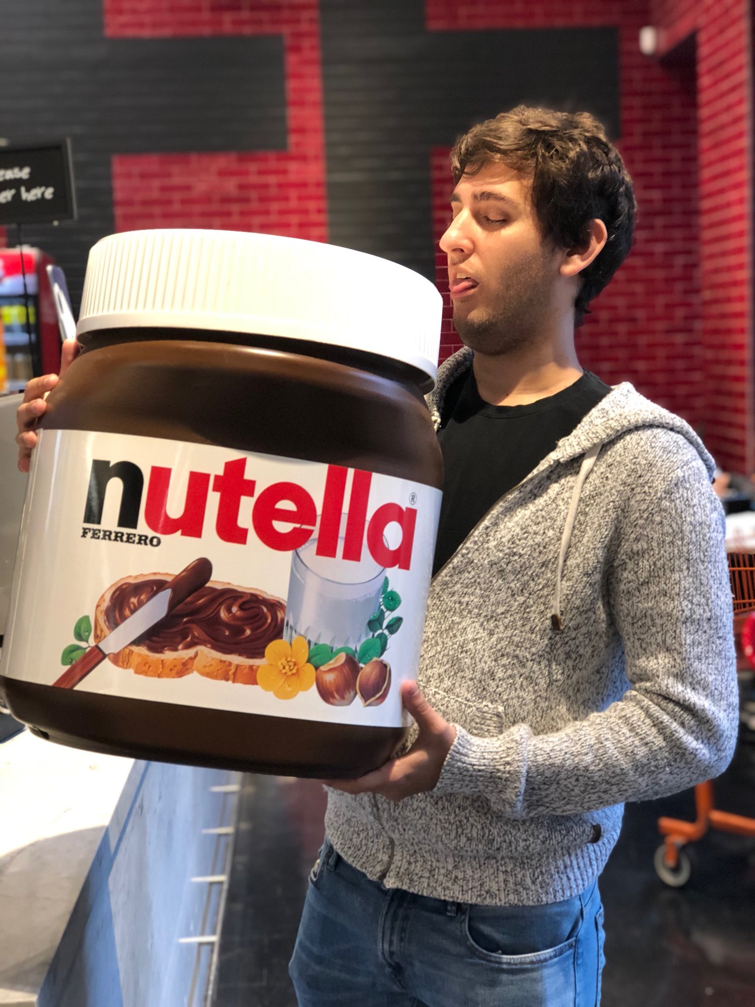 X 上的phil：「@ennopp112 after years of searching I finally found the 10Kg  Nutella I promised you all those years ago  / X