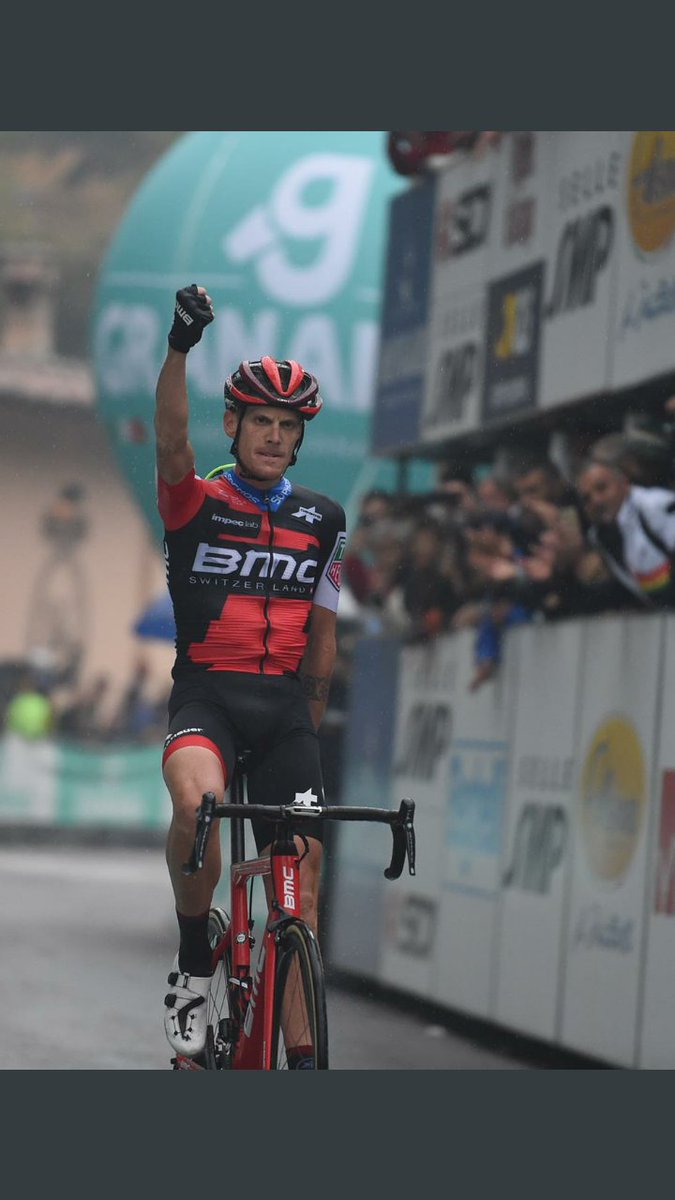 mikeilundain's tweet photo. ¡Menuda gozada de clásica el #GirodellEmilia hoy! Como en todas las clásicas italianas de otoño 😍😍 hemos podido ver
#ciclismo del bueno.
Merecidísimo De Marchi👏👏👏 https://t.co/s5pG1ccNaX