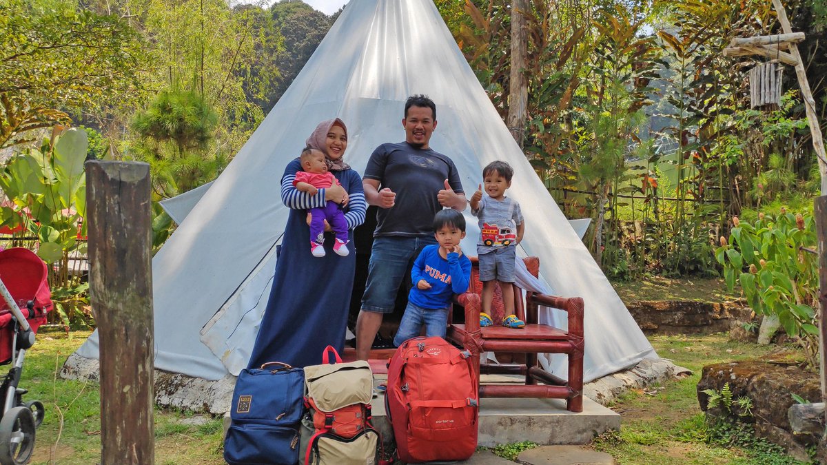felis_blog's tweet photo. Ciwidey Valley Resort menggabungkan konsep resort di alam terbuka dan wisata keluarga. Punya pilihan penginapan di tenda dengan fasilitas yang lengkap siap pakai yang cukup nyaman. Tonton ulasan saya di video ini : https://t.co/DlpzZwb4bJ https://t.co/J6V4kQqTe6