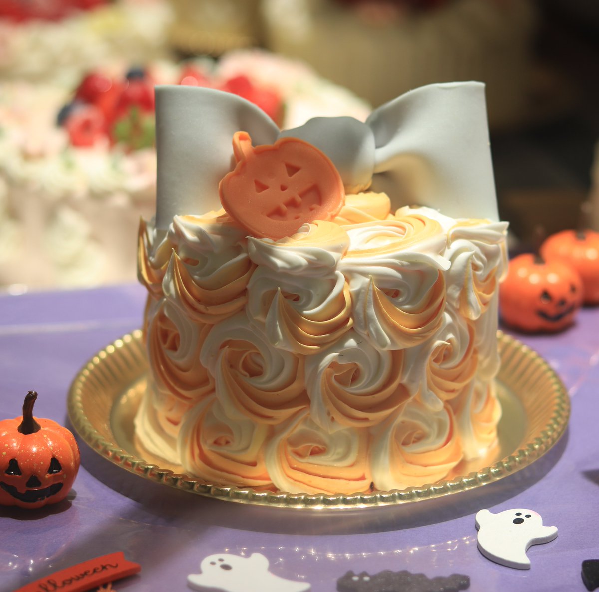 伊勢丹グルメ Isetan على تويتر 大きなリボンとハロウィンカラーのオシャレなケーキ でも中は 苺のショートケーキなのです 伊勢丹新宿店 ロリオリ365byアニバーサリ